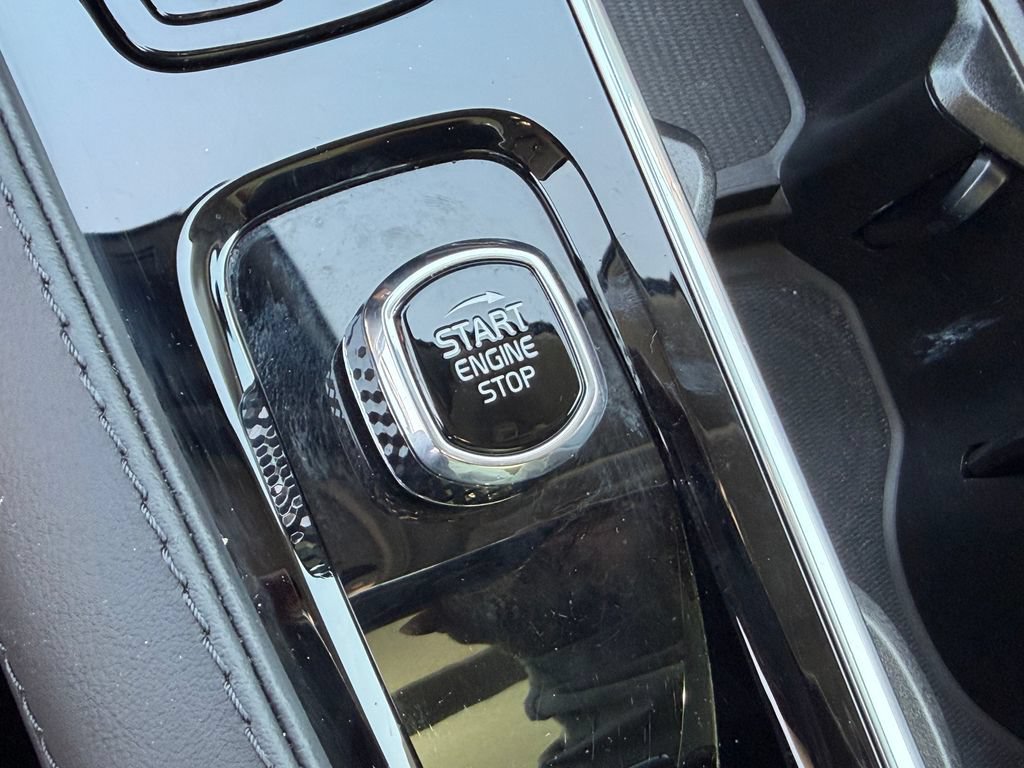 Certified 2025 Volvo XC90 T8 Plus AWD/4WD image 37