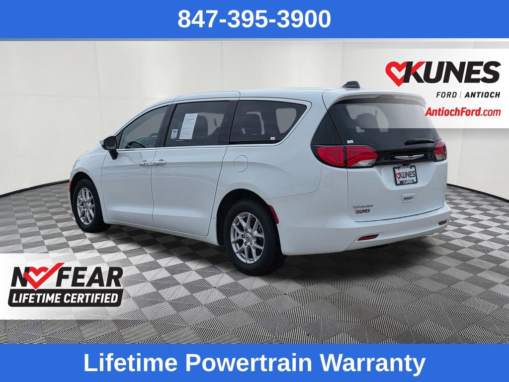 Used 2023 Chrysler Voyager LX image 5
