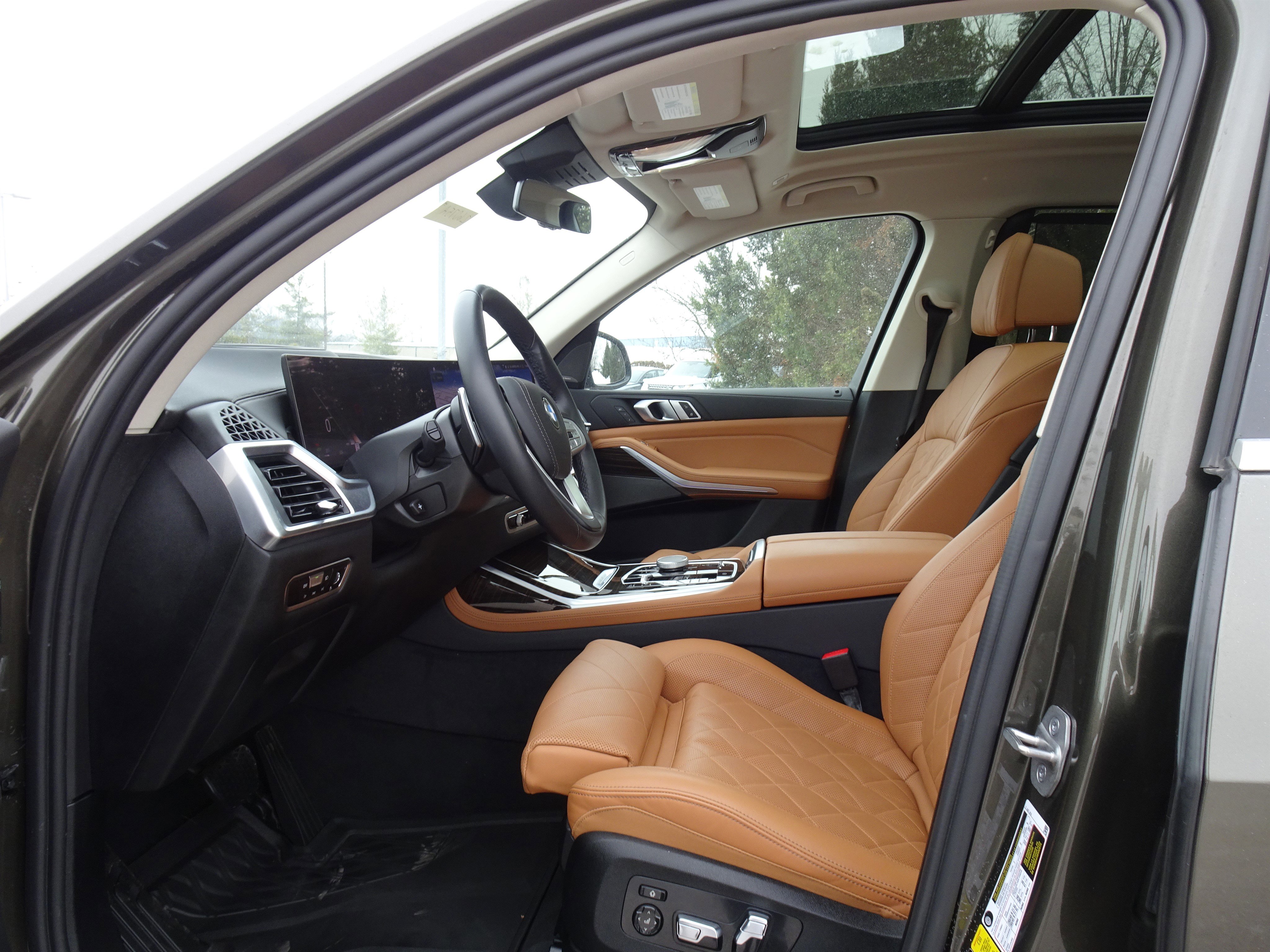 Used 2023 BMW X7 xDrive40i w/ Premium Package image 2