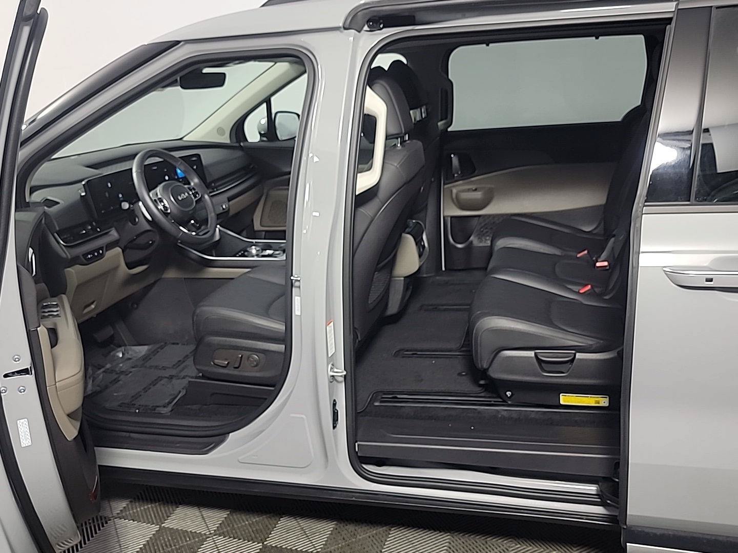 Used 2026 Kia Carnival SX FWD image 16