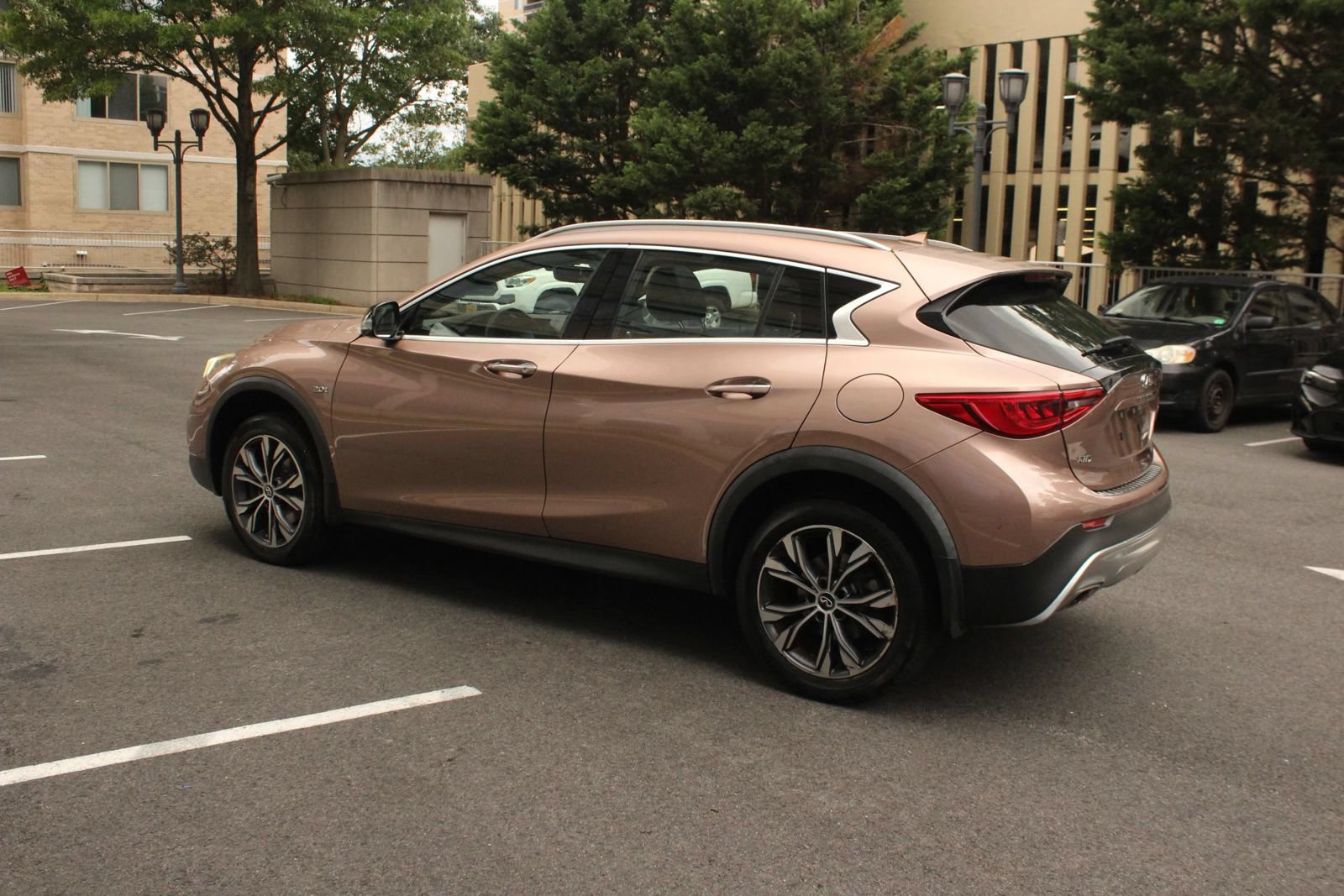 Used 2018 INFINITI QX30 Premium AWD/4WD image 9