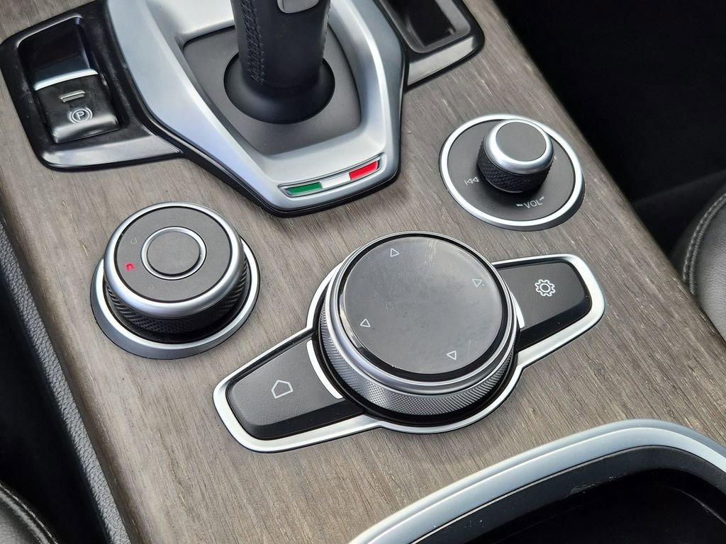 Used 2022 Alfa Romeo Stelvio Ti image 34