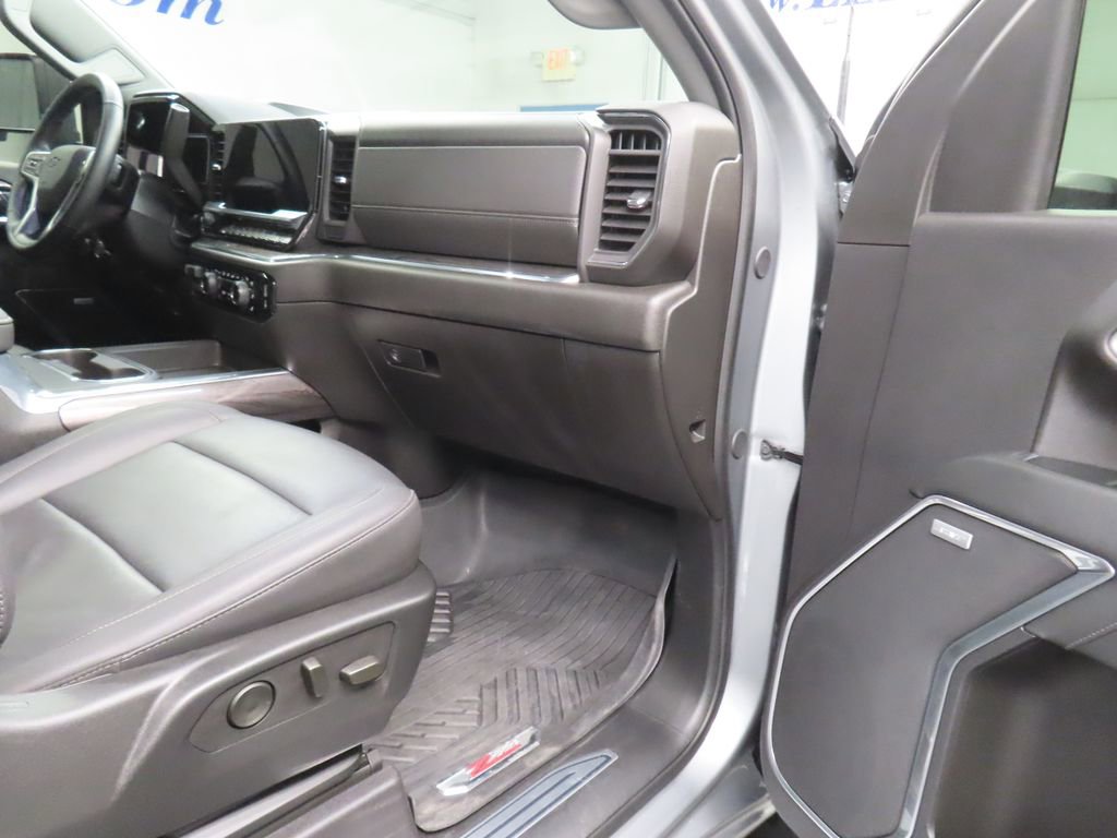 Used 2025 Chevrolet Silverado 2500 LTZ w/ LTZ Plus Package AWD/4WD image 39