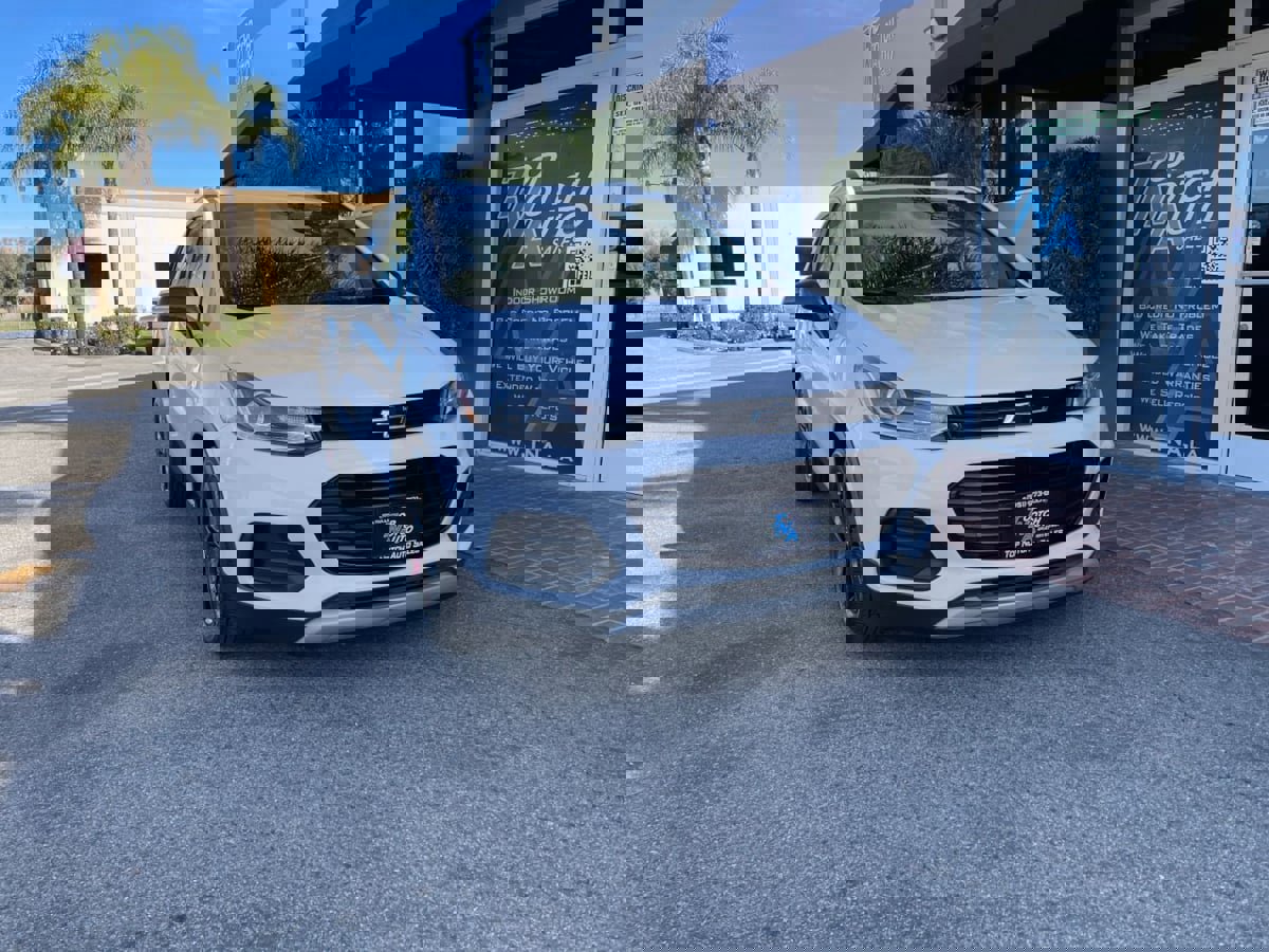 Used 2020 Chevrolet Trax LT w/ Sun & Sound Package image 3