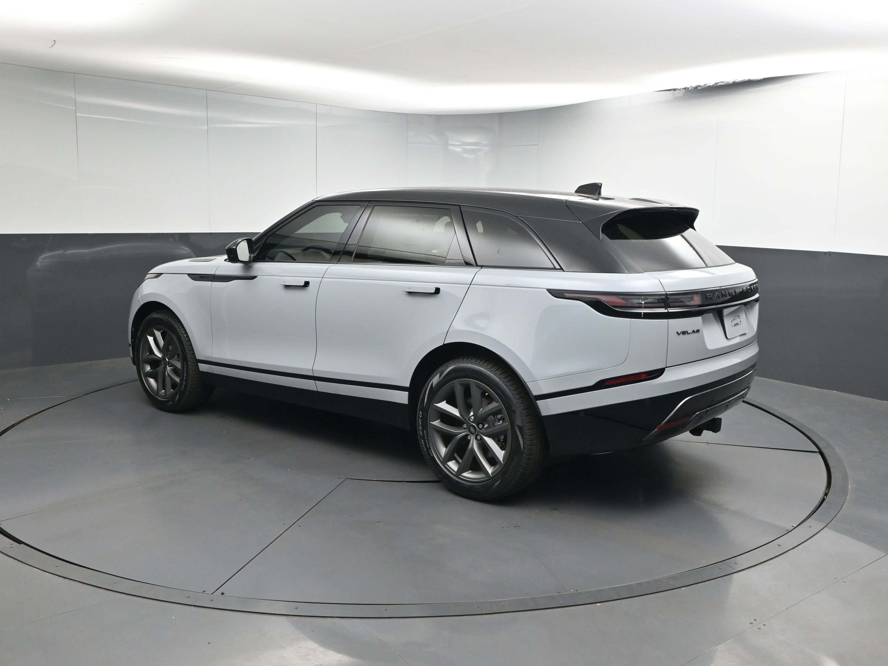 New 2026 Land Rover Range Rover Velar Dynamic SE image 3