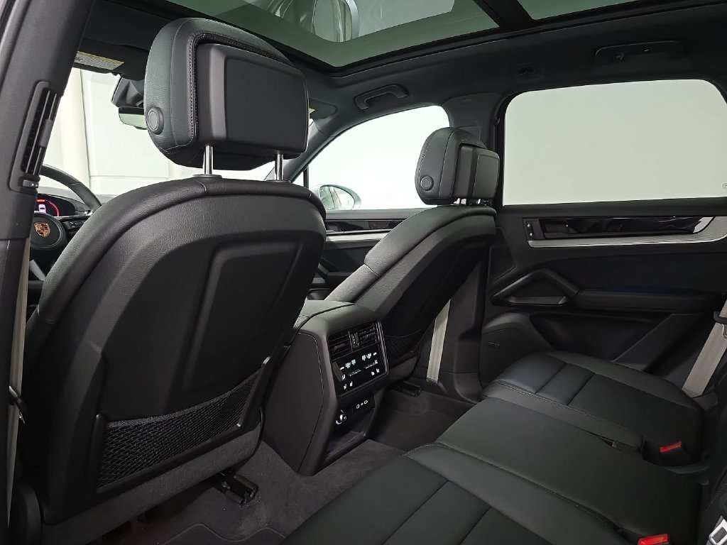 Certified 2026 Porsche Cayenne AWD/4WD image 27