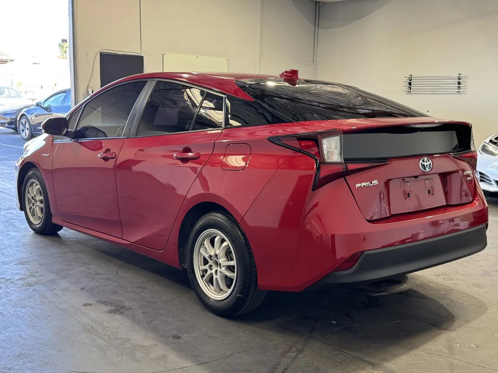 Used 2022 Toyota Prius L Eco FWD image 2
