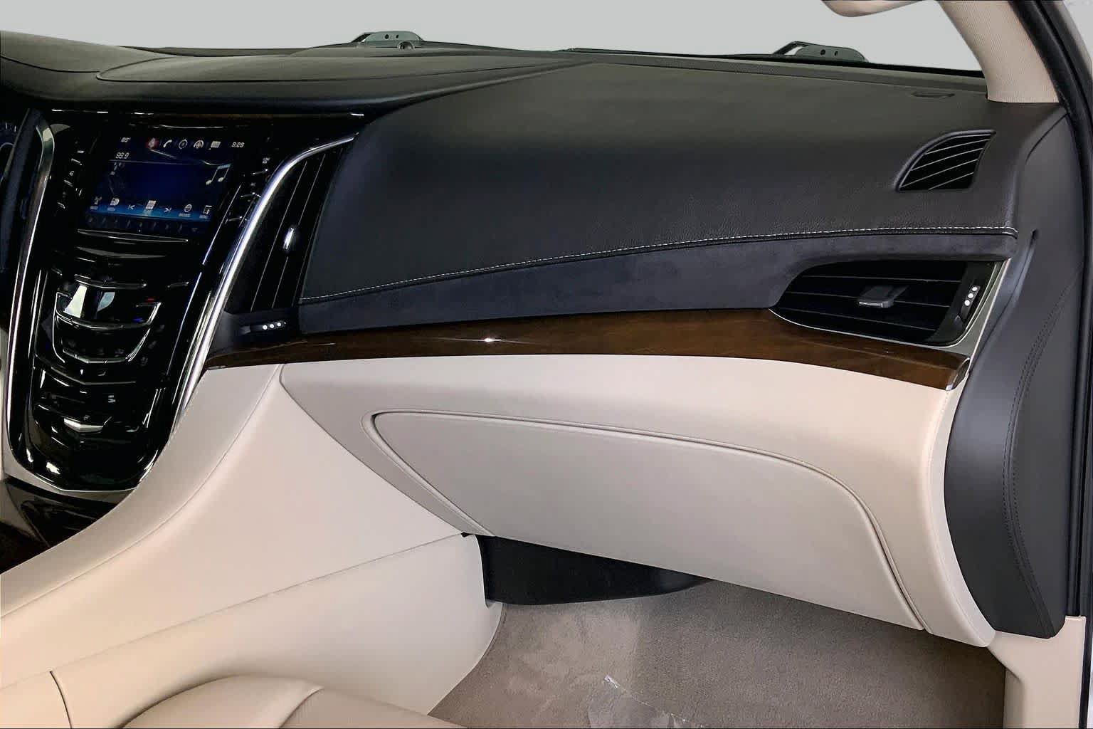 Used 2018 Cadillac Escalade Luxury AWD/4WD image 19