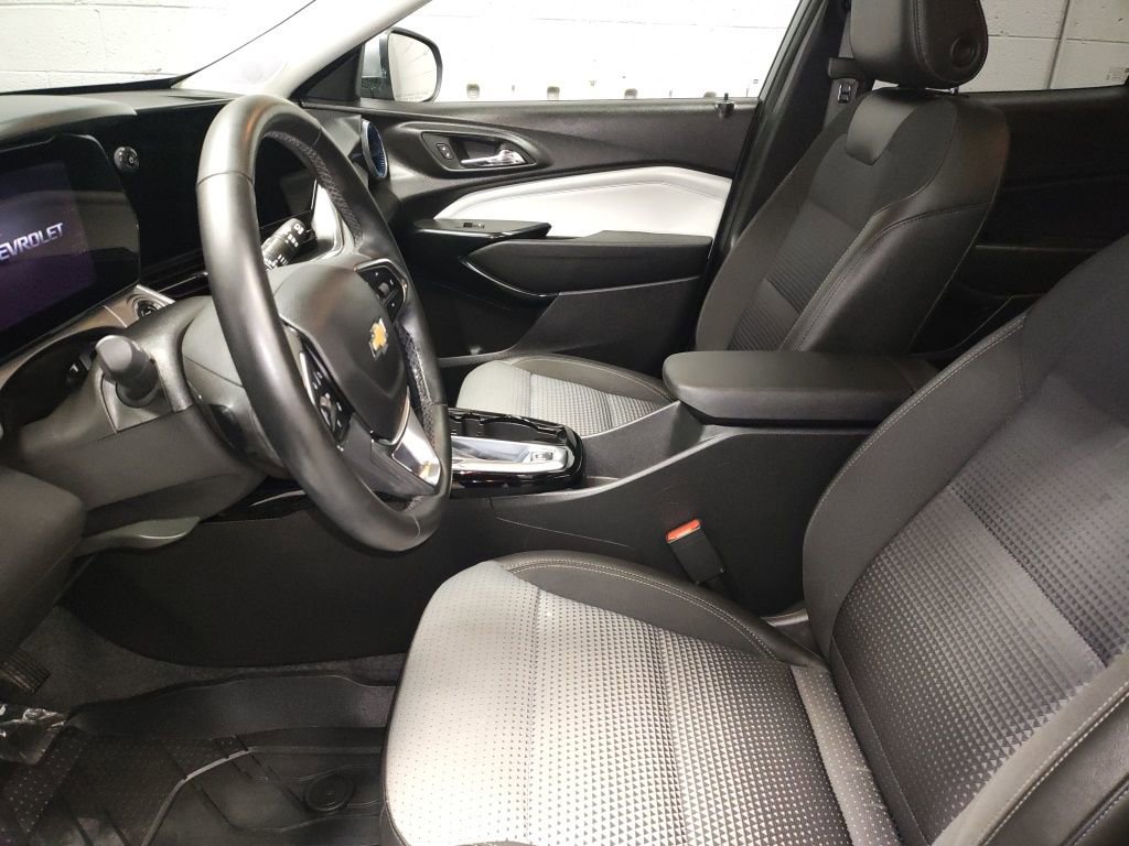 Used 2025 Chevrolet Trax LT w/ Sunroof Package image 22