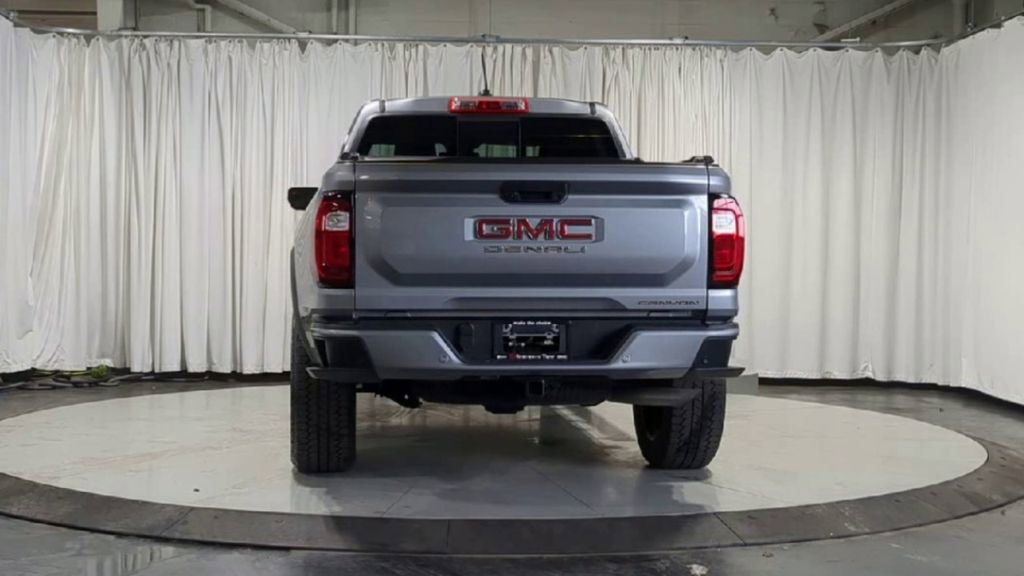 Used 2023 GMC Canyon Denali image 9