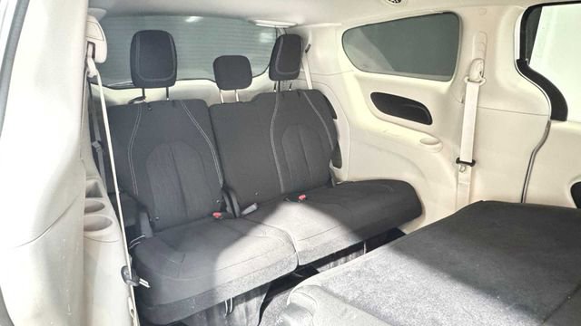 Used 2022 Chrysler Voyager LX image 16
