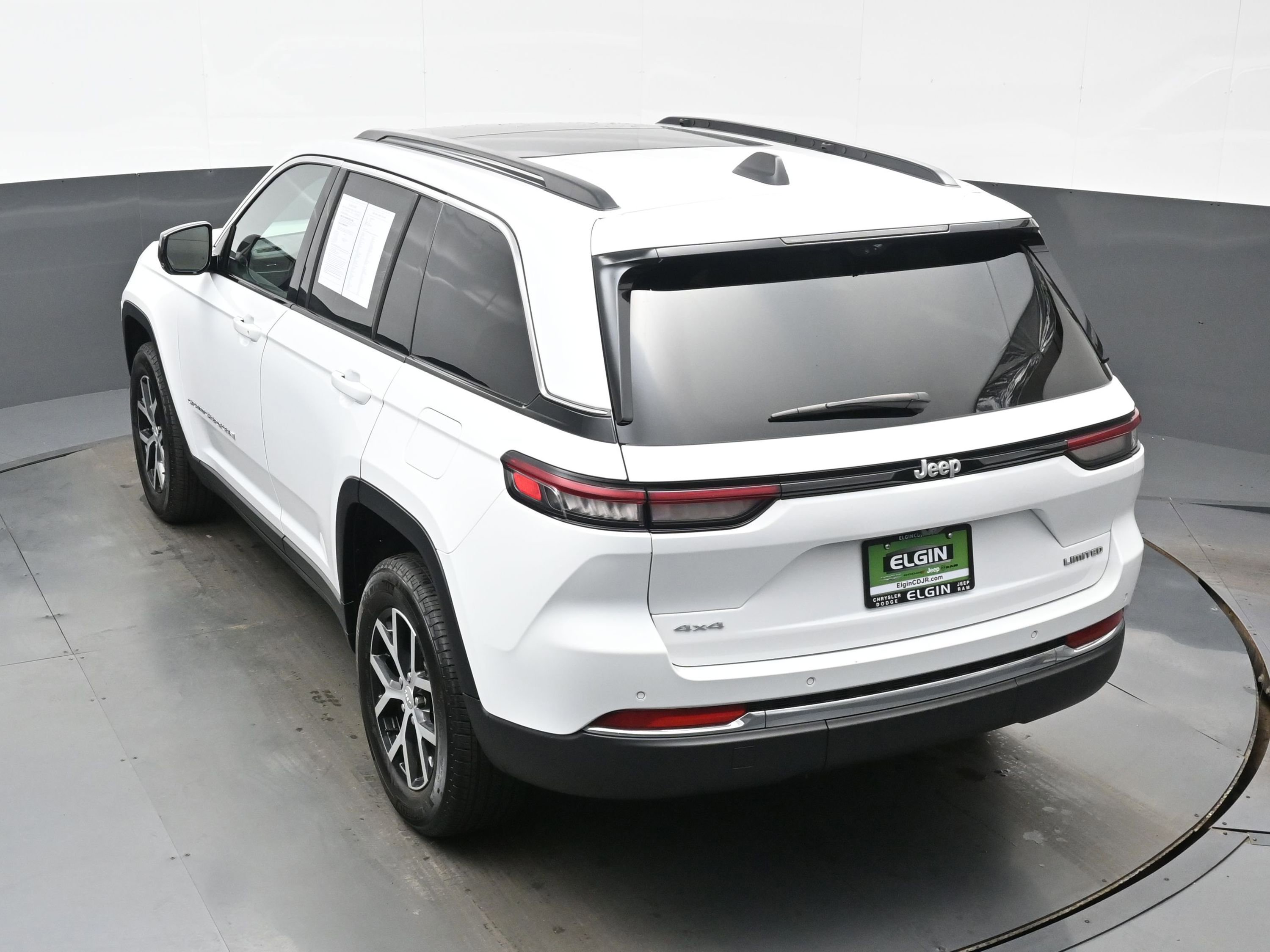 Used 2024 Jeep Grand Cherokee Limited w/ Luxury Tech Group II image 36