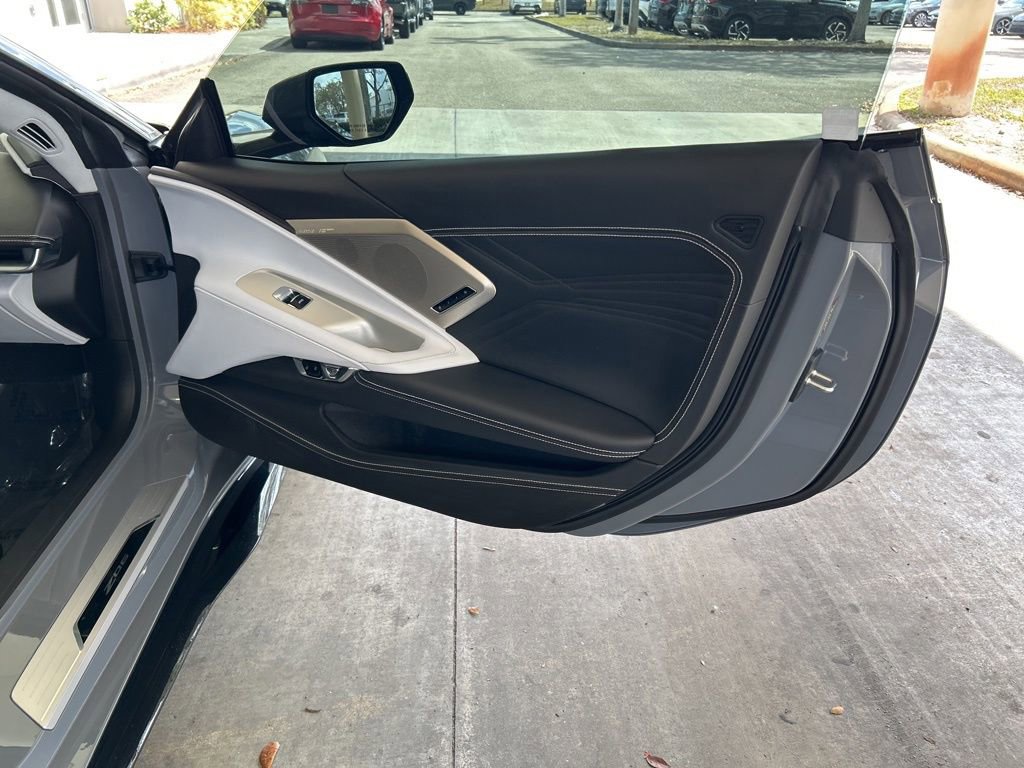 Used 2025 Chevrolet Corvette Z06 RWD image 33