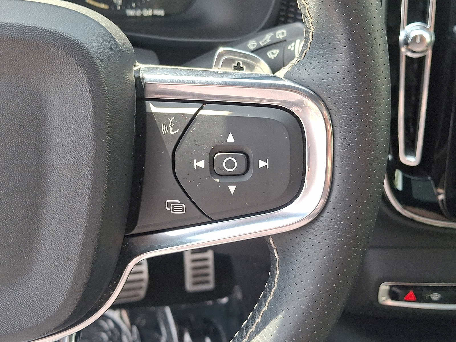 Used 2019 Volvo XC40 T5 R-Design AWD/4WD image 18