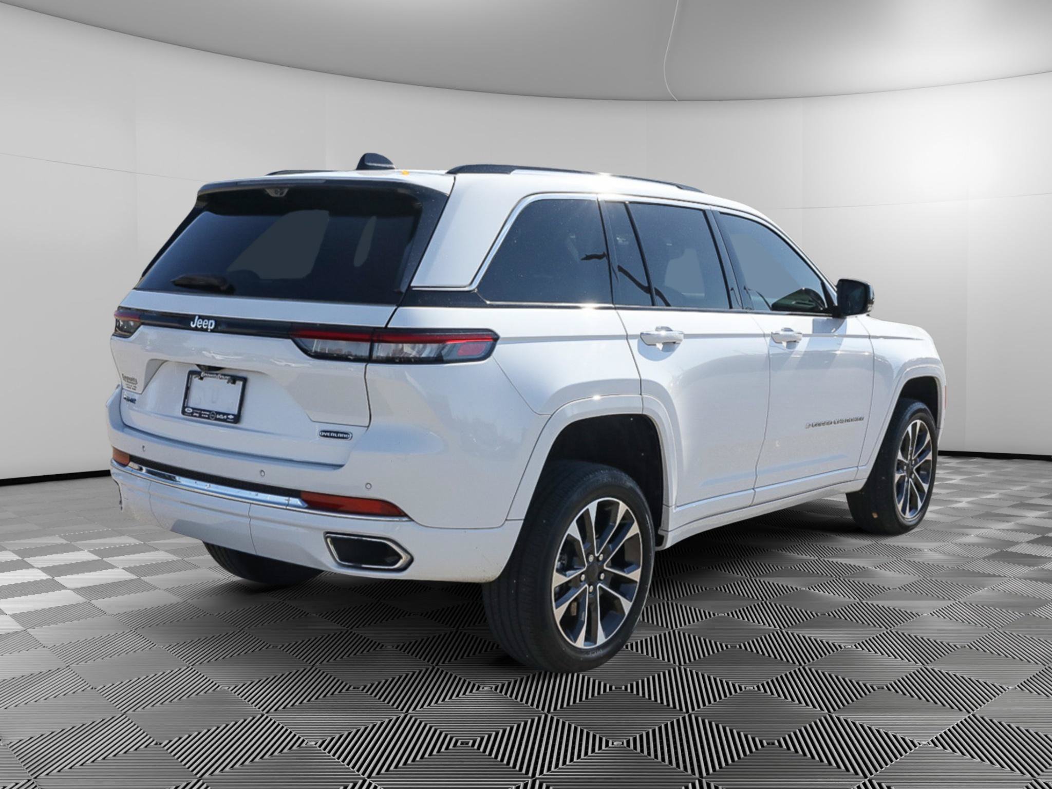 Used 2022 Jeep Grand Cherokee Overland w/ Advanced Protech Group III AWD/4WD image 7