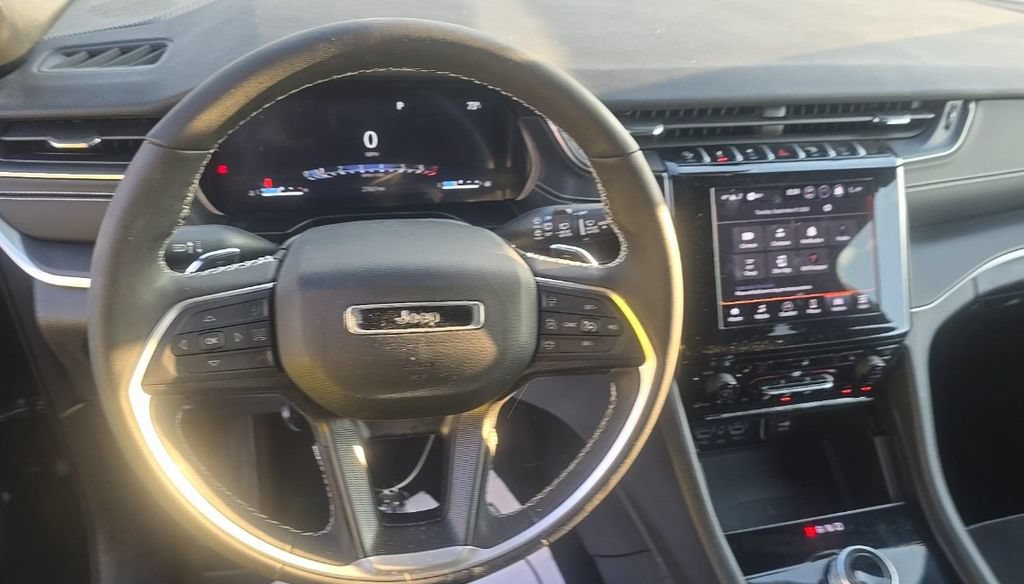 Used 2024 Jeep Grand Cherokee Altitude AWD/4WD image 7