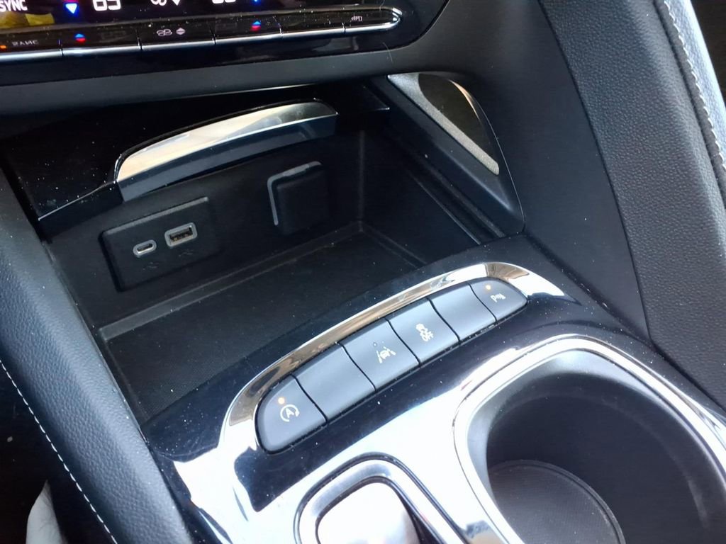 Used 2022 Buick Envision Essence w/ Safety Package image 16