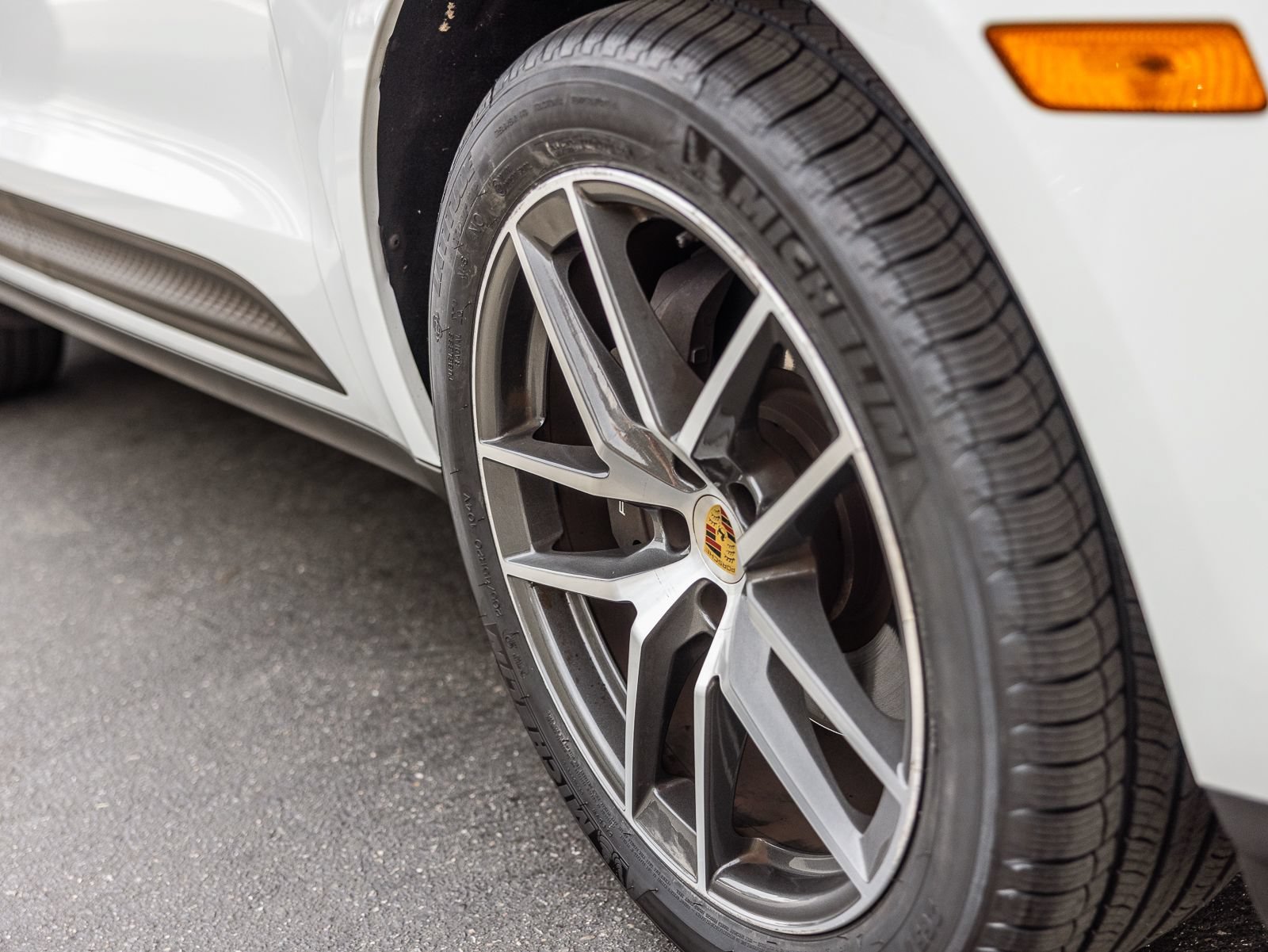 Certified 2024 Porsche Macan AWD/4WD image 19