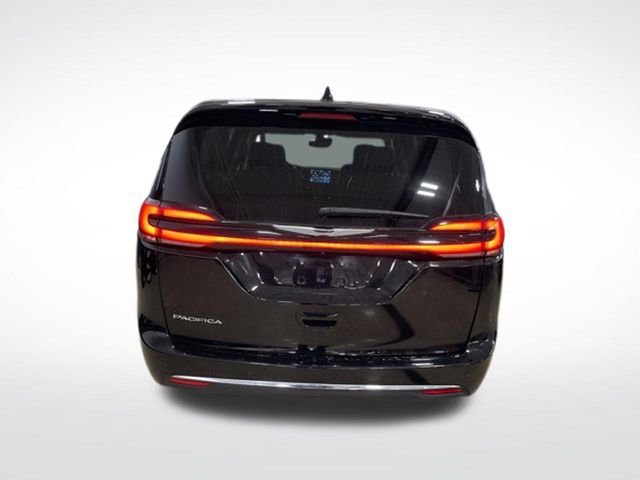 Used 2024 Chrysler Pacifica Touring-L image 4