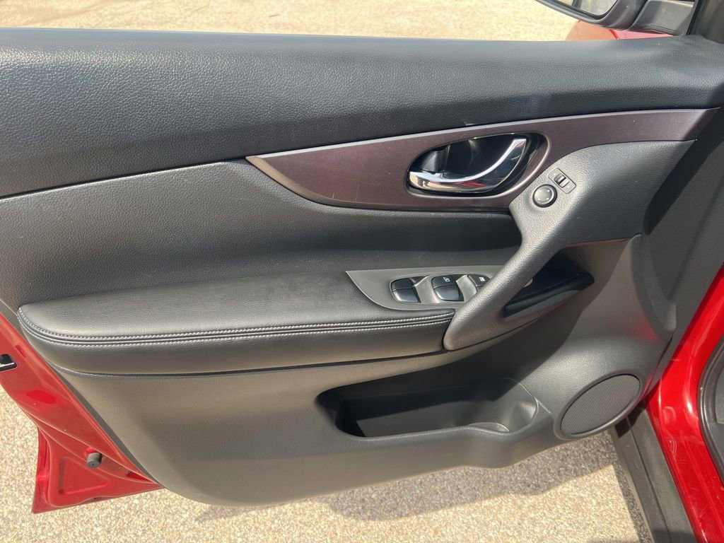 Used 2016 Nissan Rogue SV AWD/4WD image 7