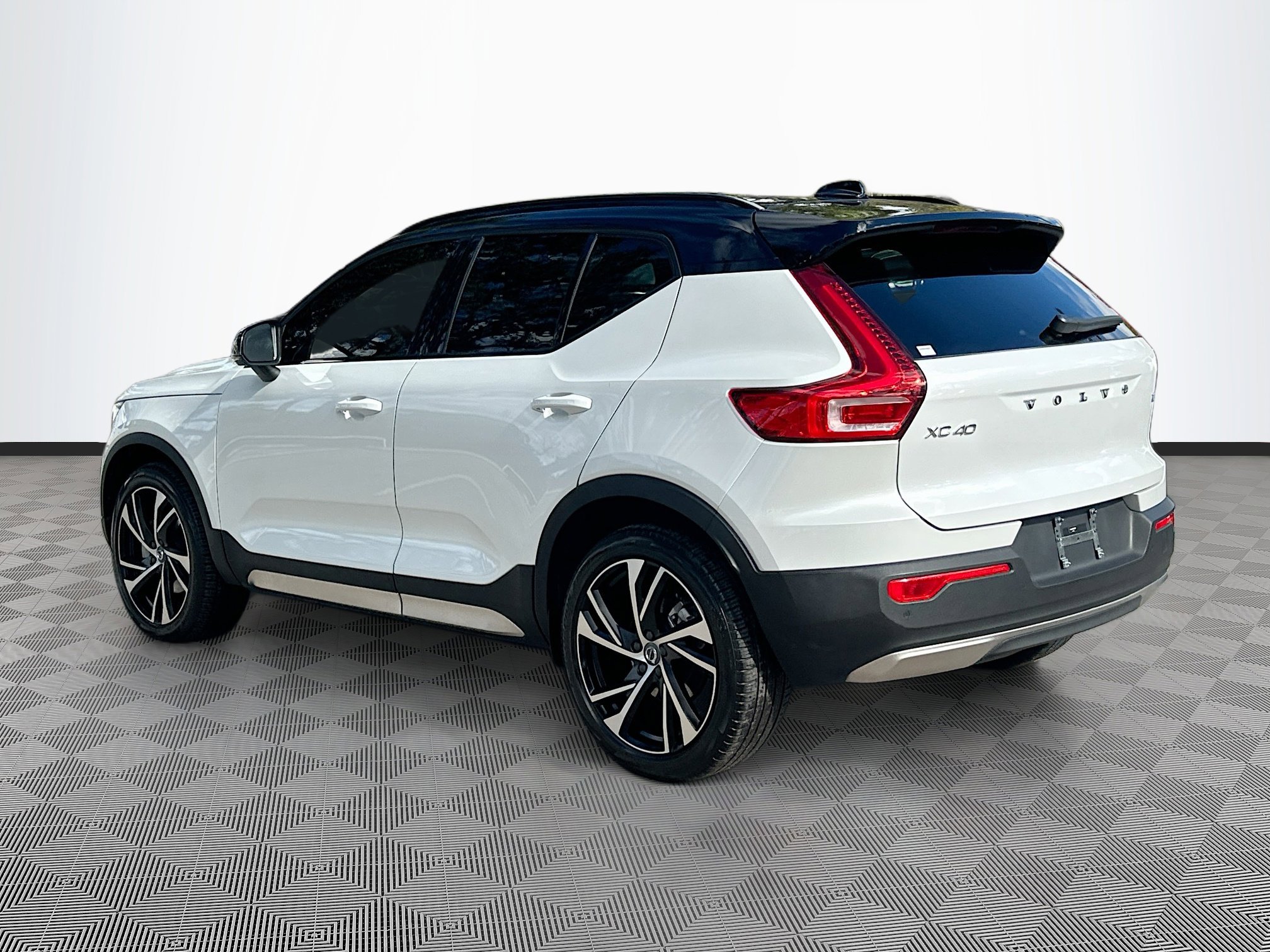 Used 2021 Volvo XC40 T4 R-Design image 5