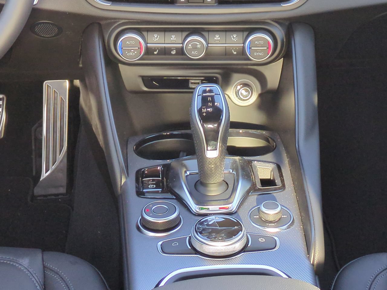New 2025 Alfa Romeo Giulia w/ Driving Assist Package RWD image 17
