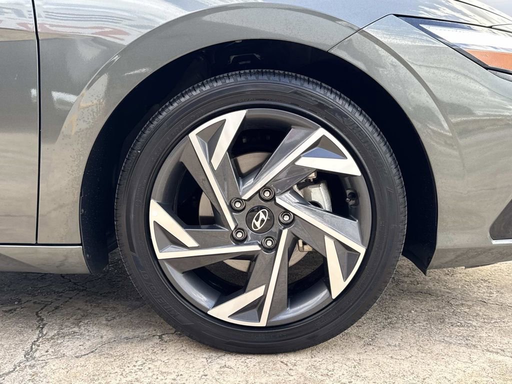 Used 2025 Hyundai Elantra SEL image 17