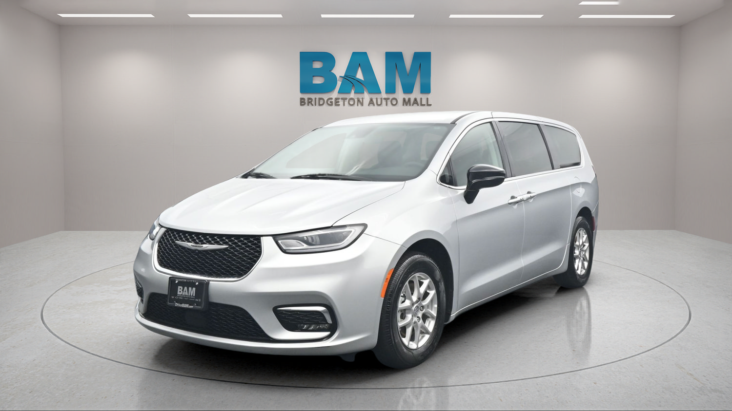 Used 2024 Chrysler Pacifica Touring-L FWD image 3