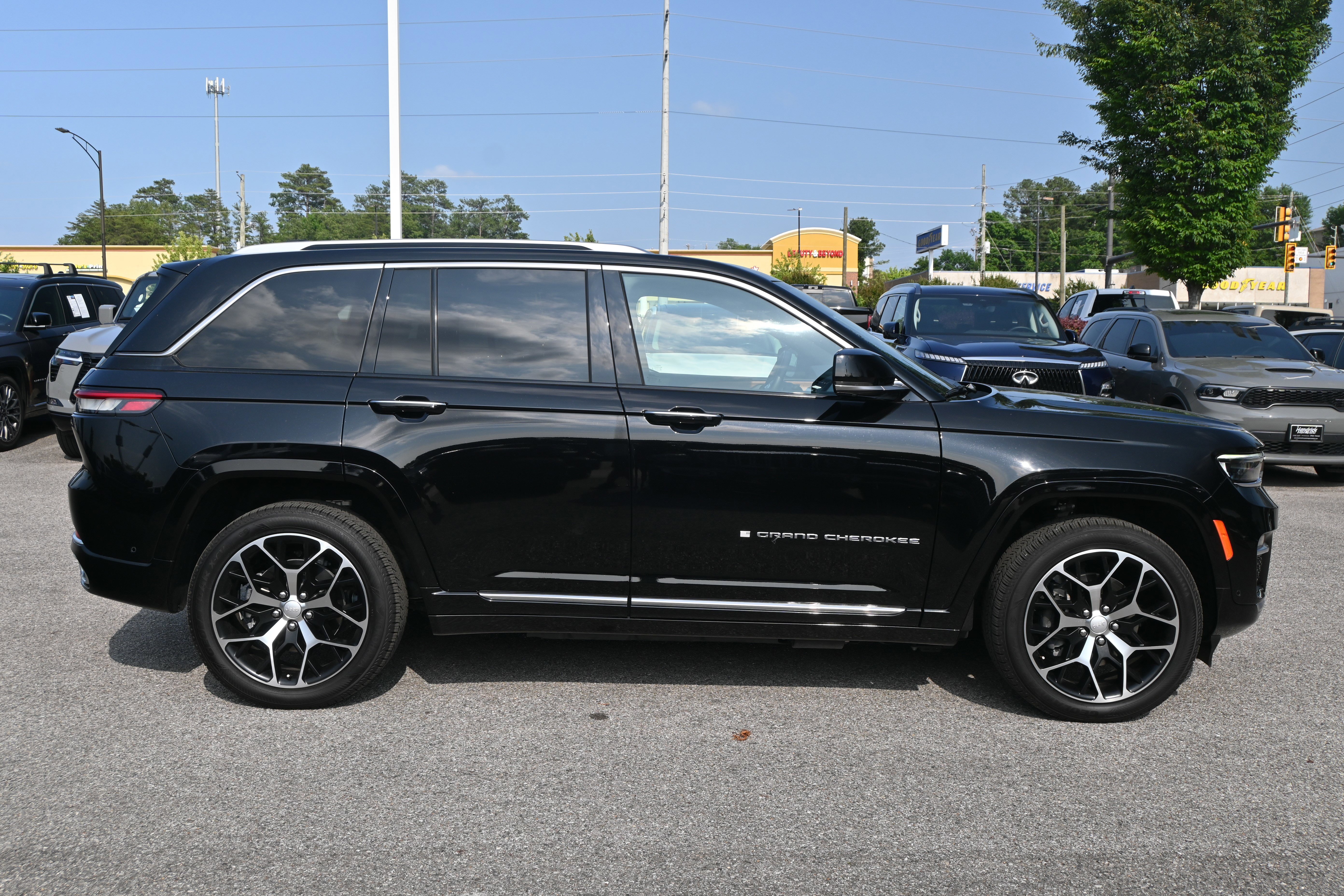Used 2023 Jeep Grand Cherokee Summit AWD/4WD image 12