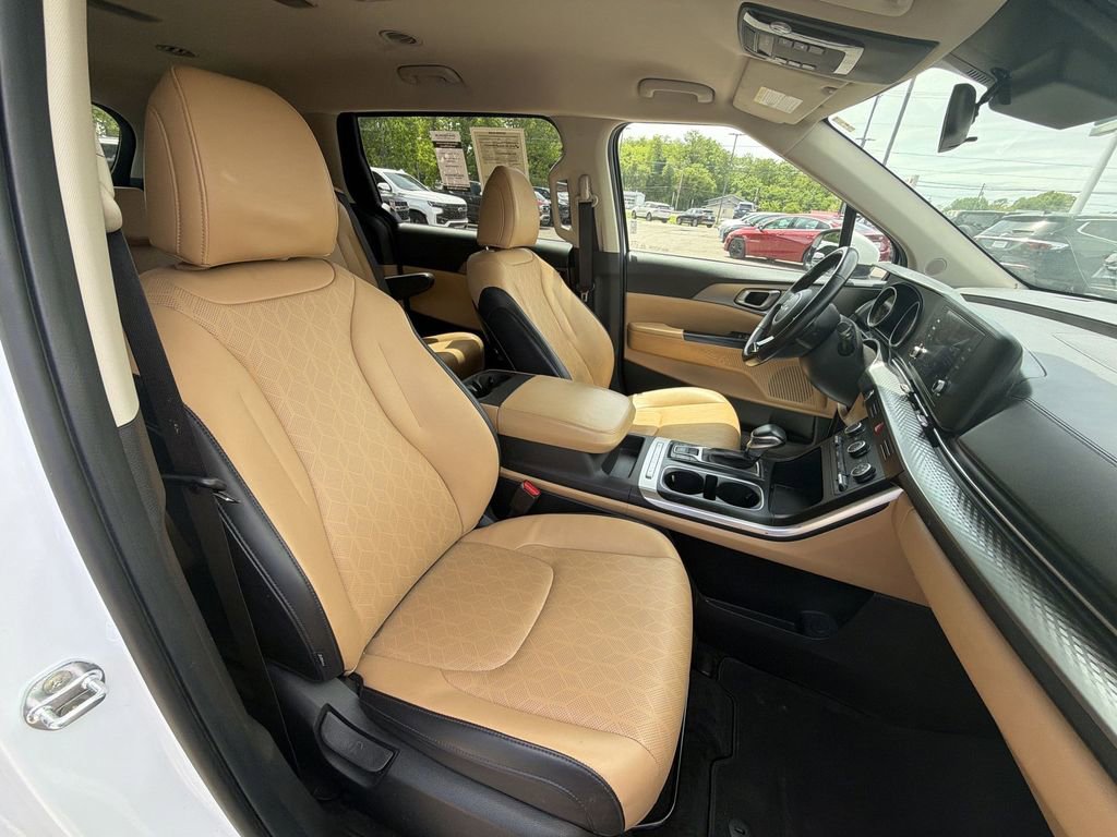 Used 2022 Kia Carnival LX FWD image 25