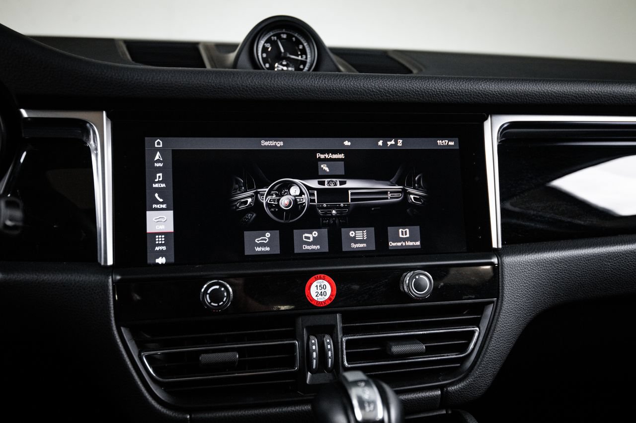 Certified 2024 Porsche Macan AWD/4WD image 18