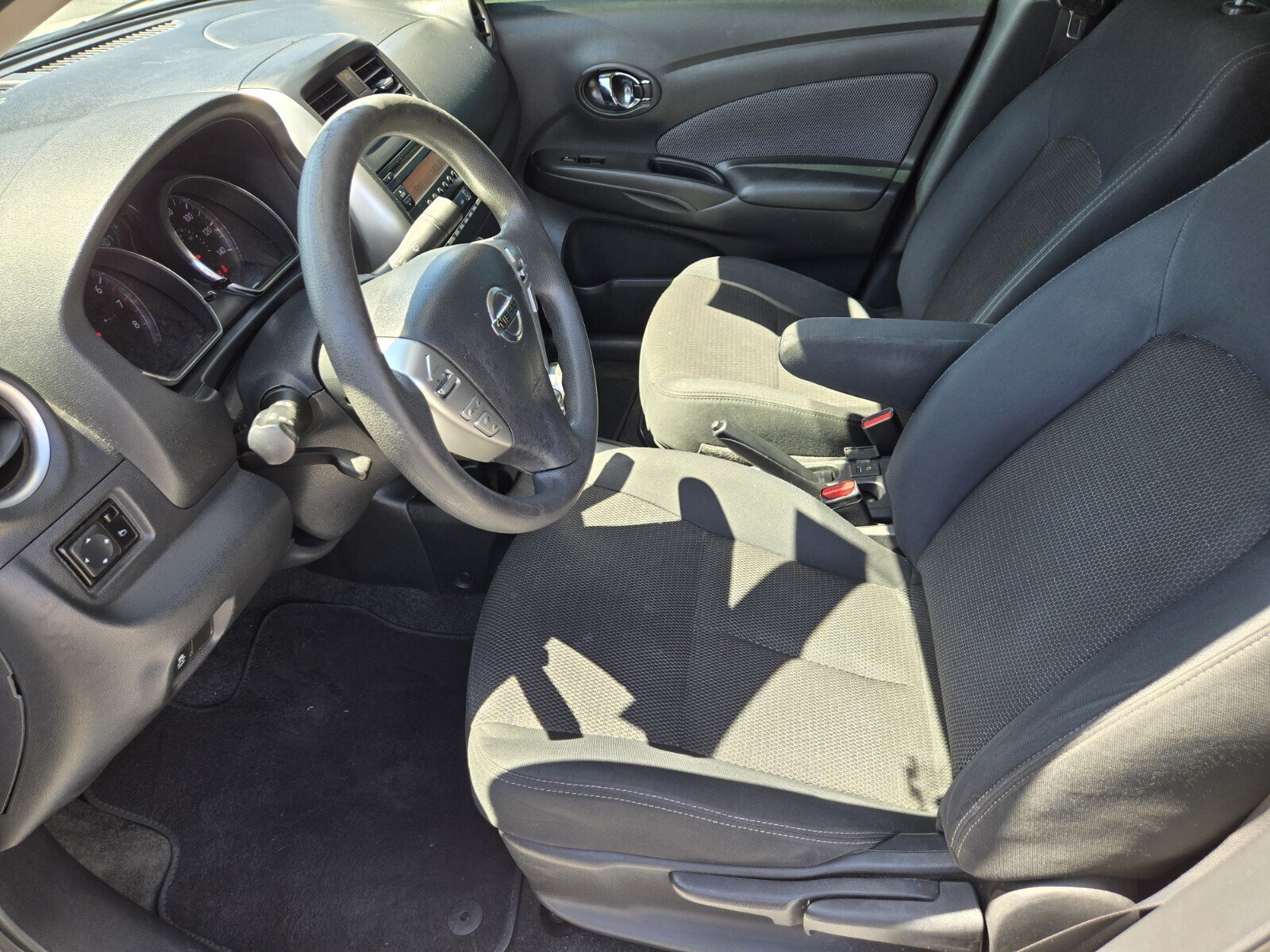 Used 2016 Nissan Versa SV FWD image 8