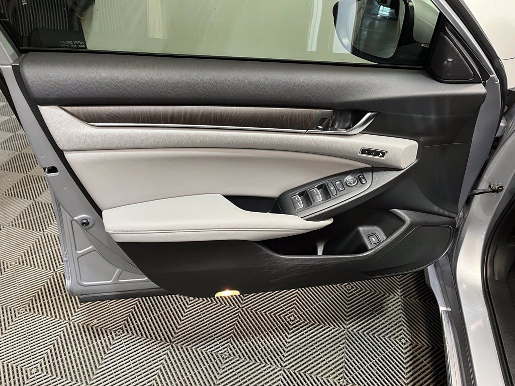 Used 2018 Honda Accord Touring image 15