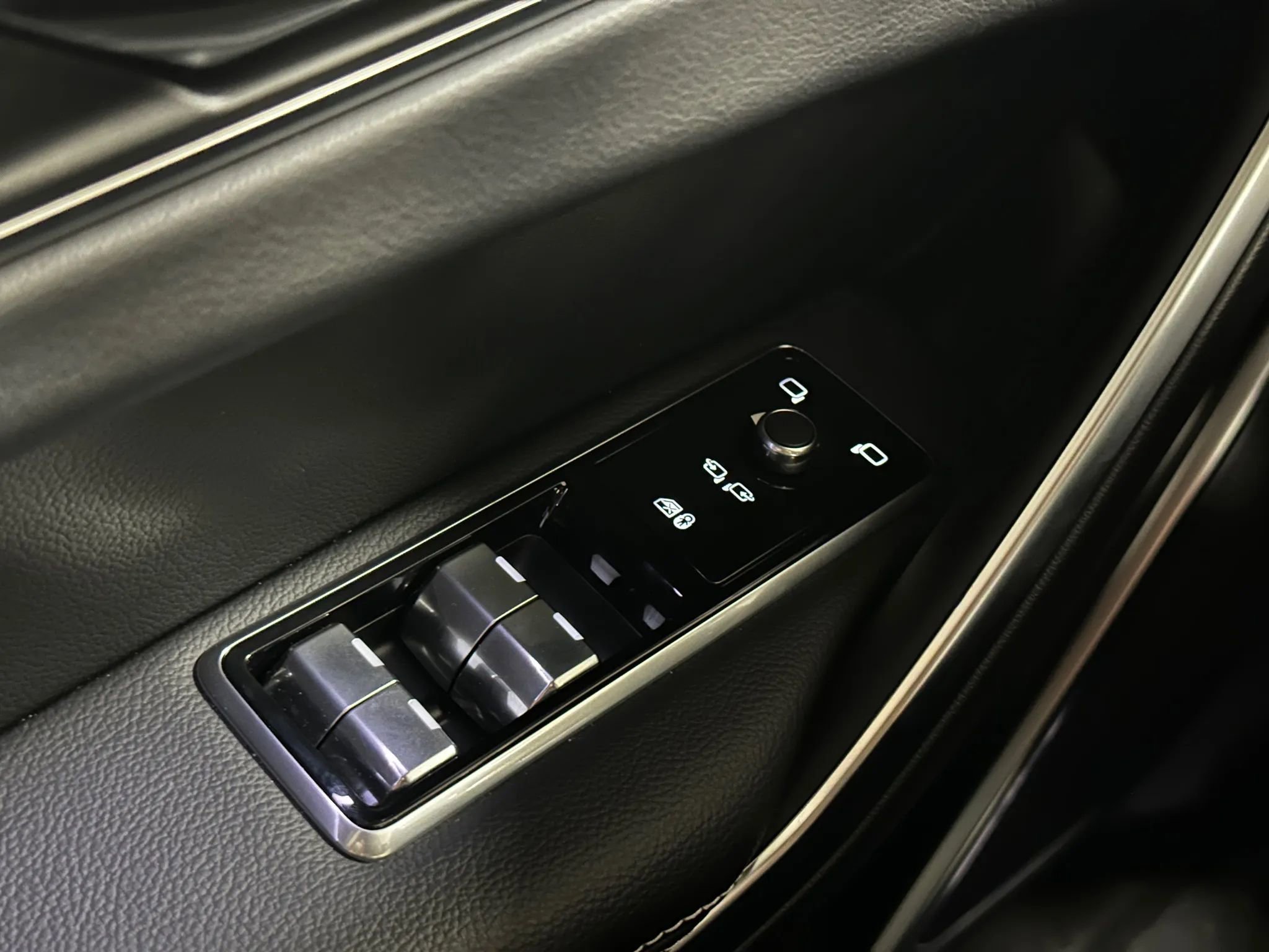 Used 2025 Jaguar F-PACE R-Dynamic S image 32