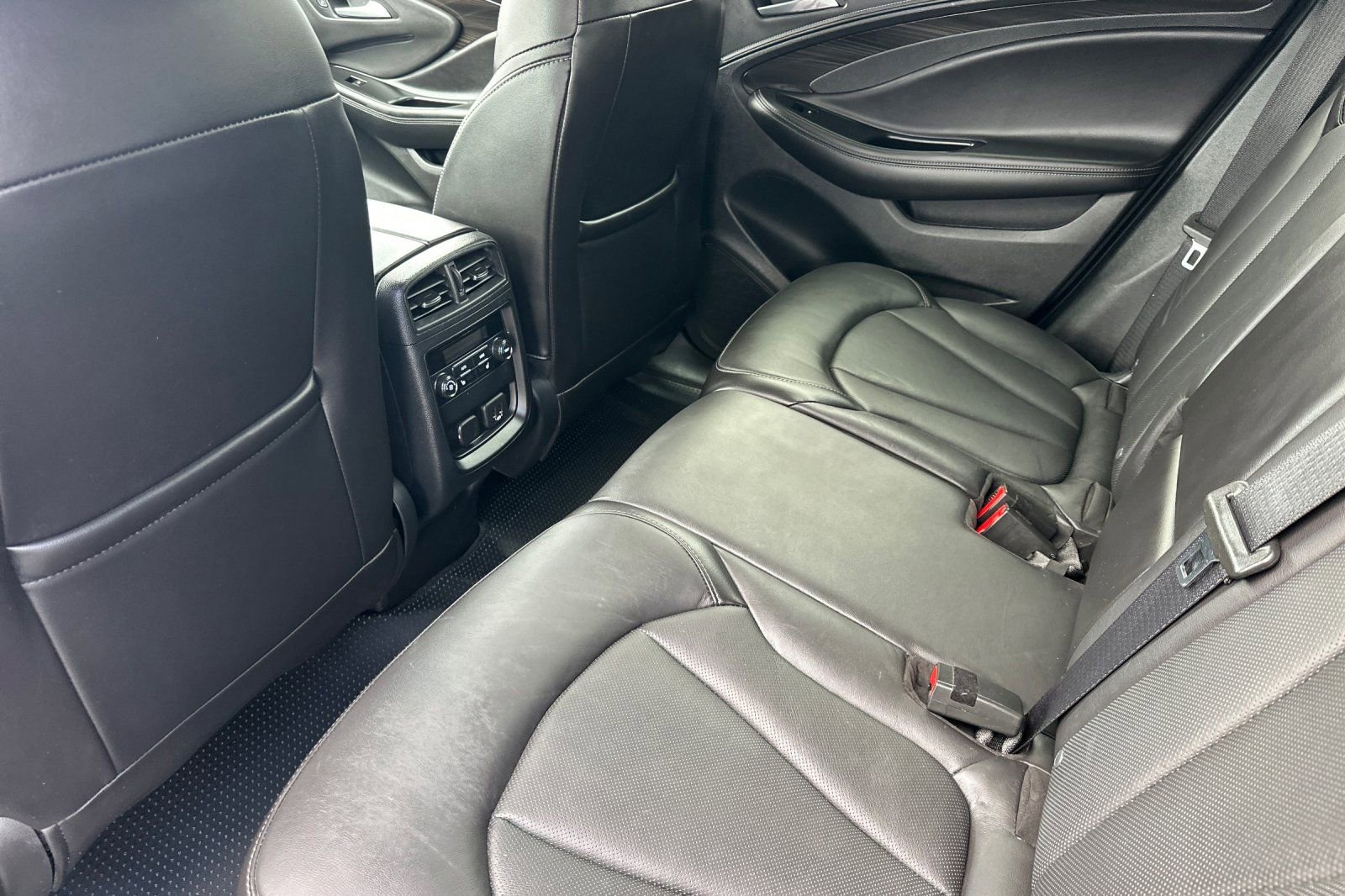 Used 2019 Buick Envision Essence FWD image 9