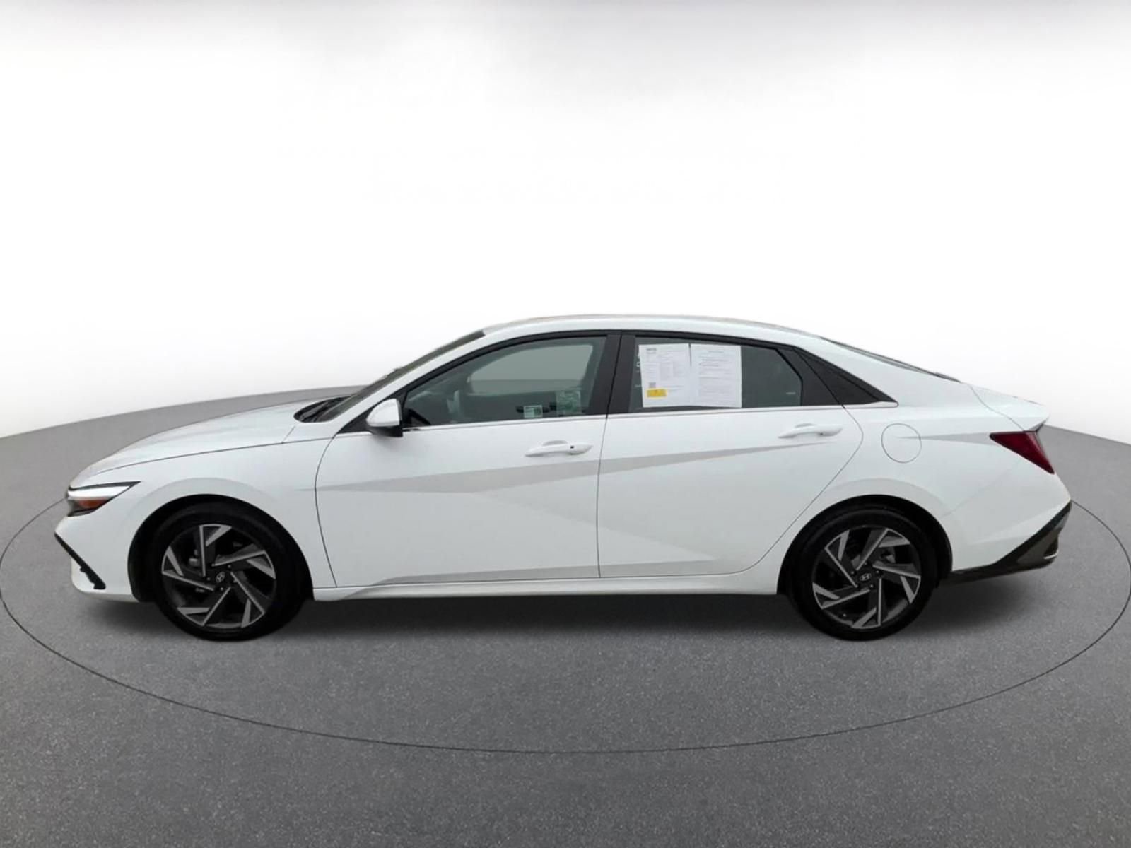 Used 2025 Hyundai Elantra SEL image 9