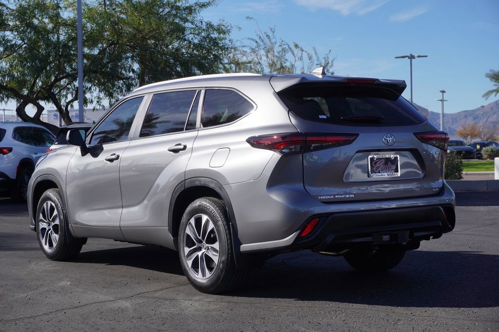 Used 2025 Toyota Highlander XLE image 3