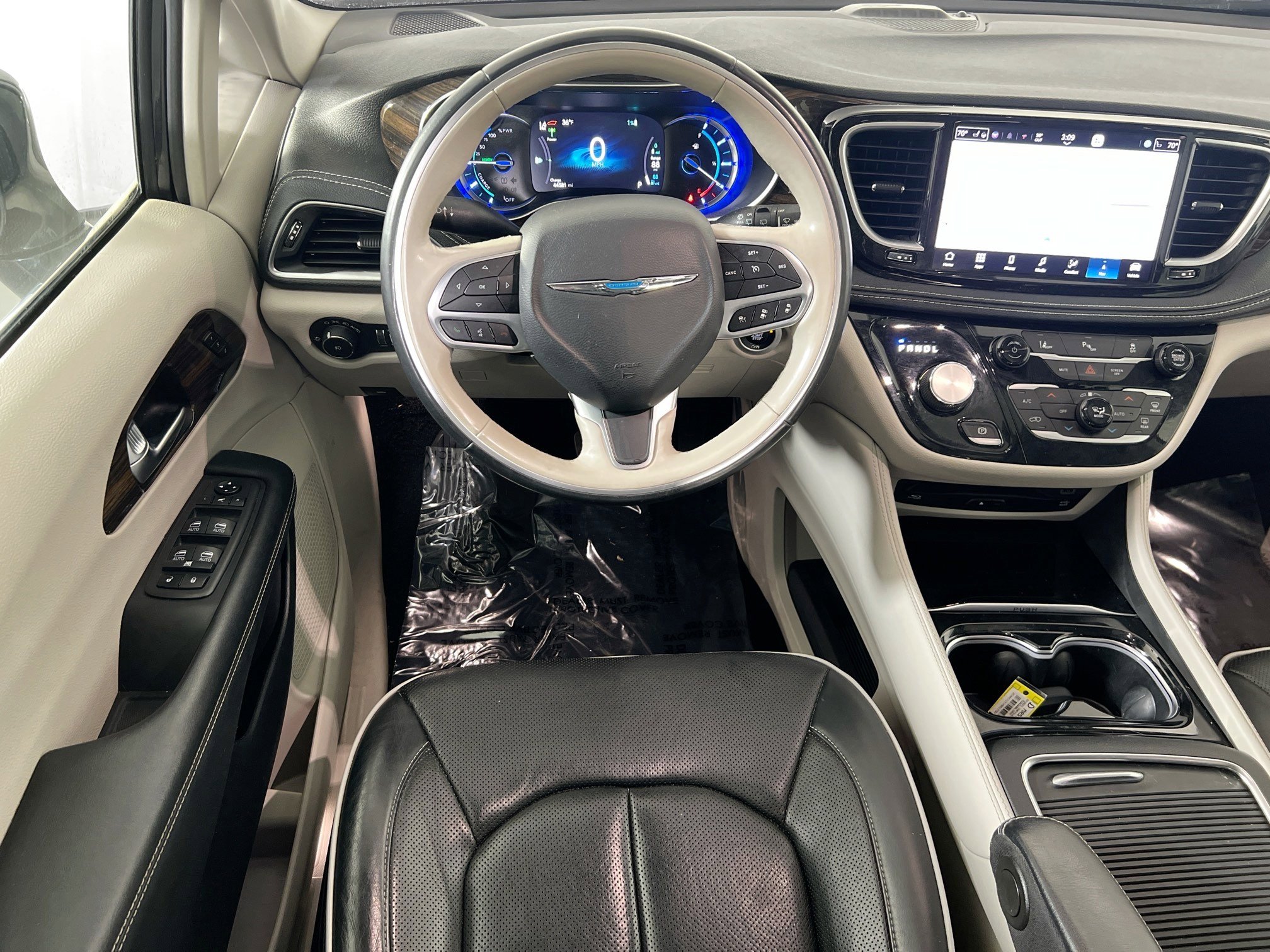 Used 2021 Chrysler Pacifica Limited w/ Uconnect Theater Family Group image 23