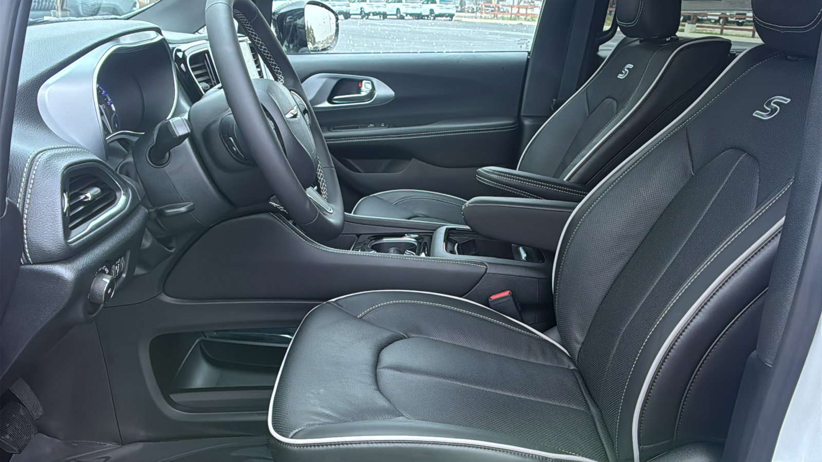 New 2026 Chrysler Pacifica Limited w/ Uconnect Theater Family Group image 24