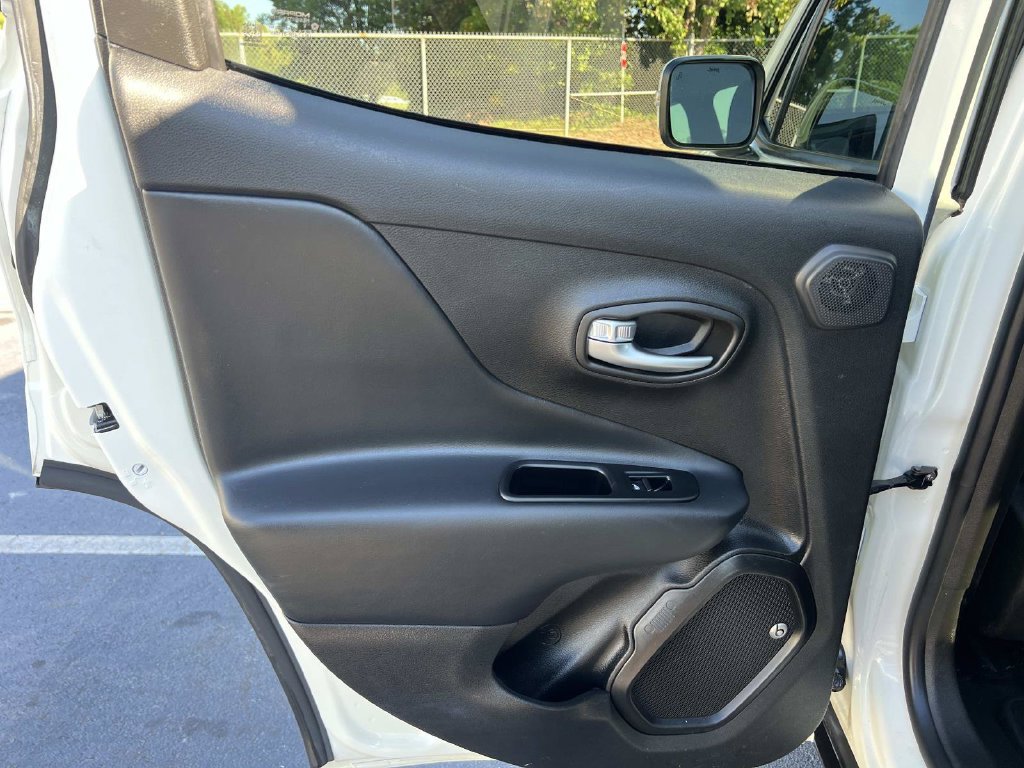 Used 2019 Jeep Renegade Altitude w/ Quick Order Package 2XM AWD/4WD image 12