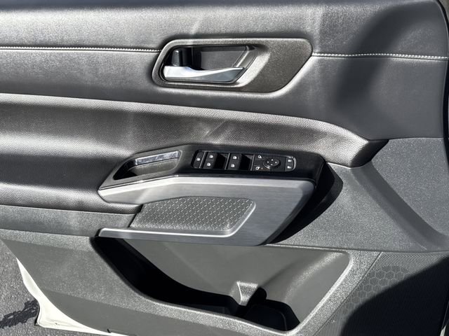 Used 2024 Nissan Pathfinder SL w/ Black Appearance Package image 7