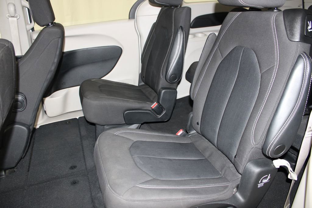Used 2023 Chrysler Voyager LX image 17