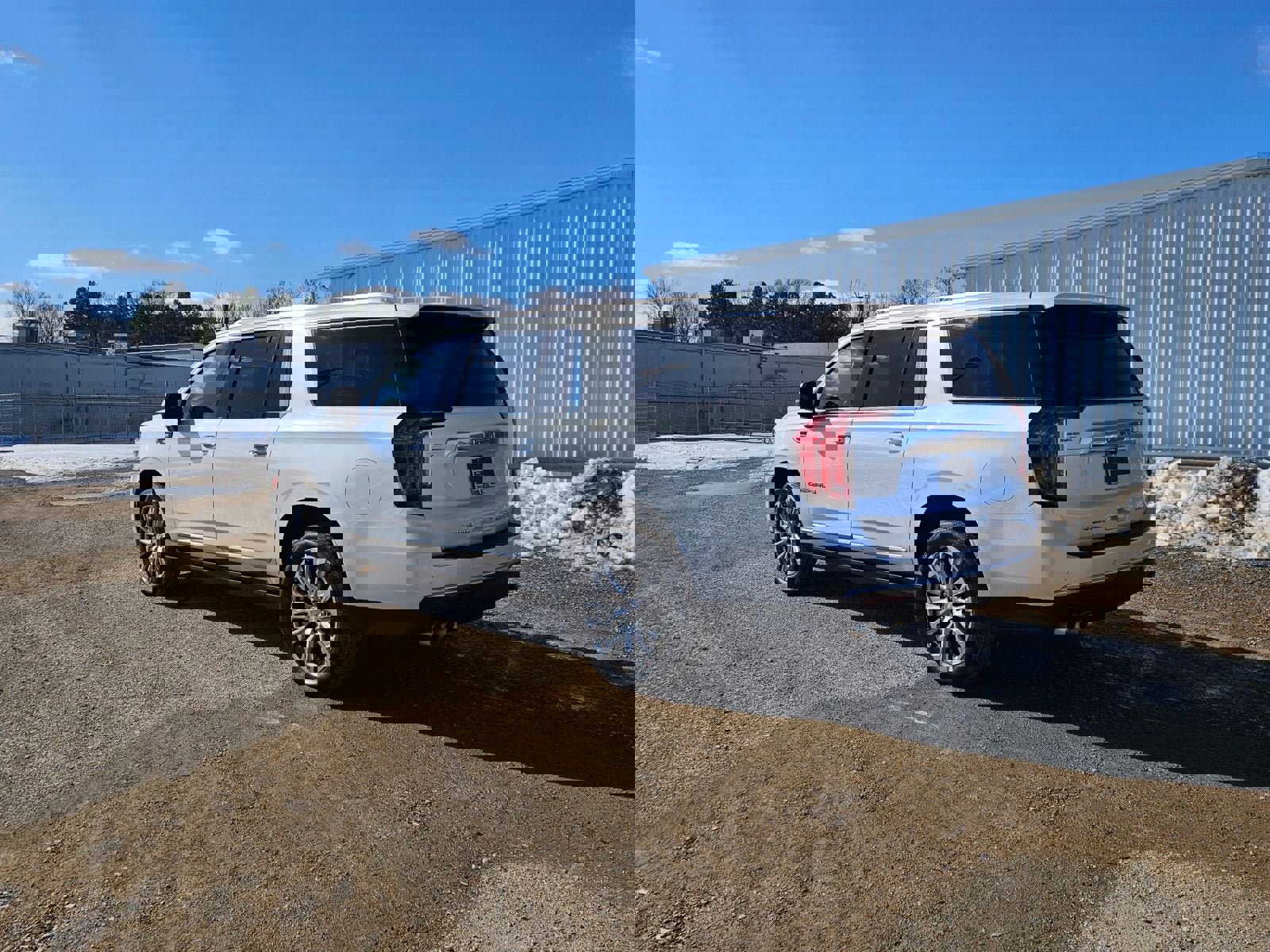 Used 2022 GMC Yukon XL Denali image 3