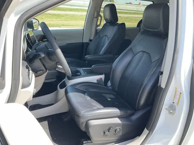 Used 2023 Chrysler Pacifica Touring-L FWD image 12