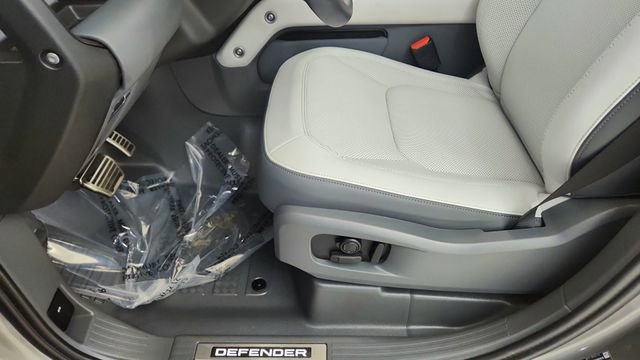 Used 2025 Land Rover Defender 110 X image 33