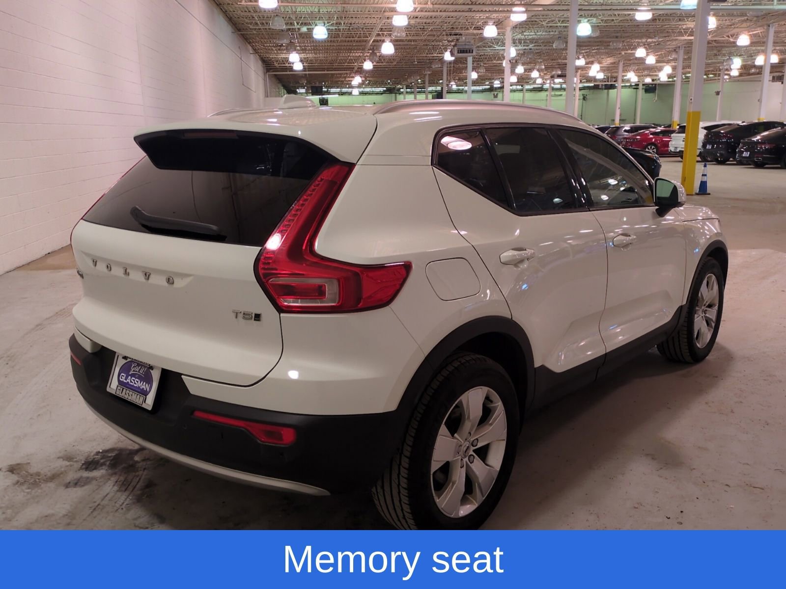 Used 2019 Volvo XC40 T5 Momentum image 3