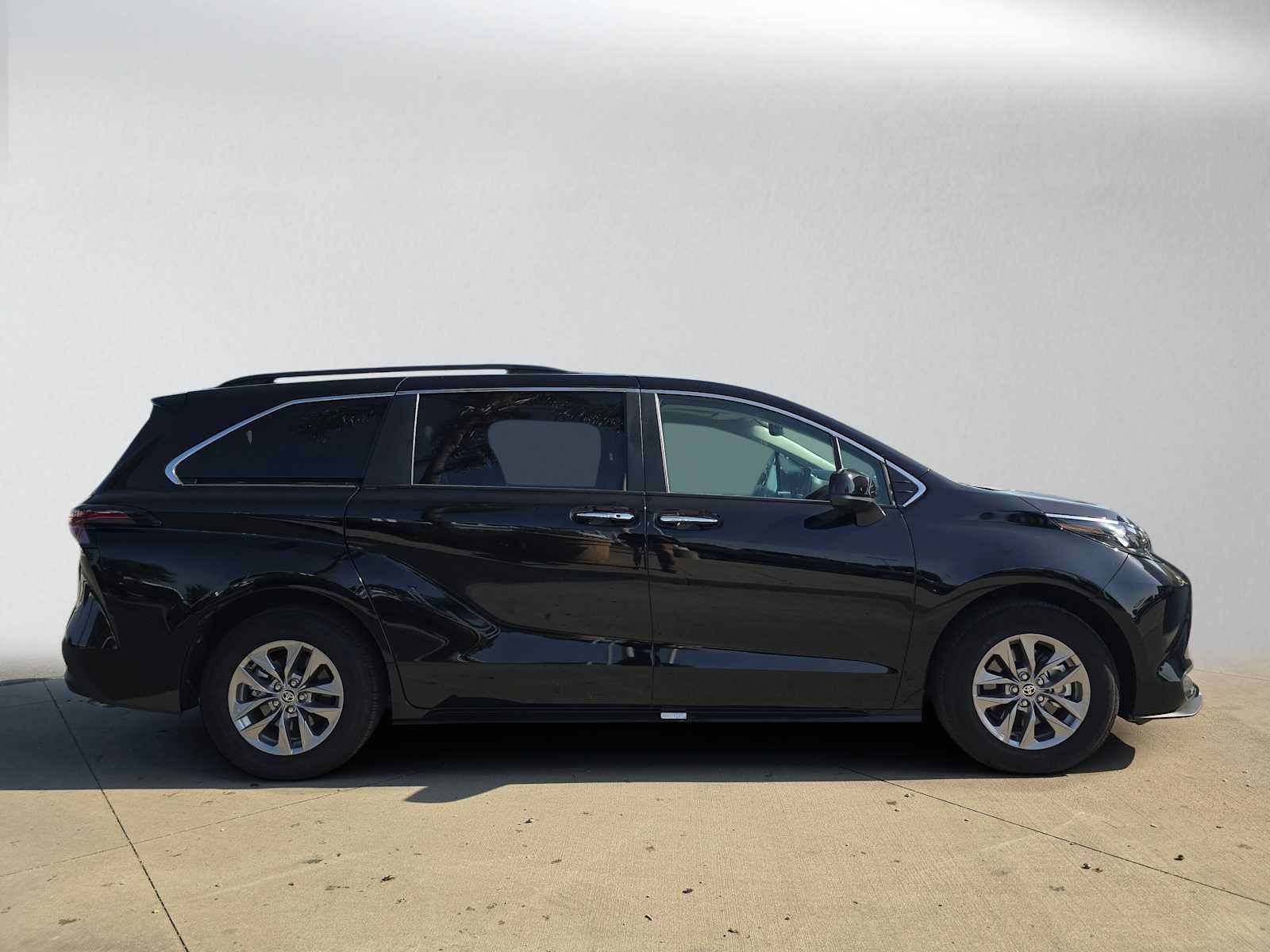 Used 2026 Toyota Sienna XLE FWD image 2