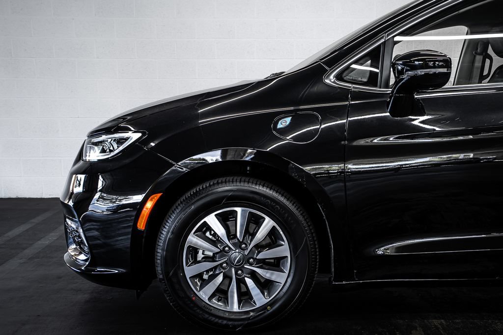 Used 2024 Chrysler Pacifica Limited FWD image 11