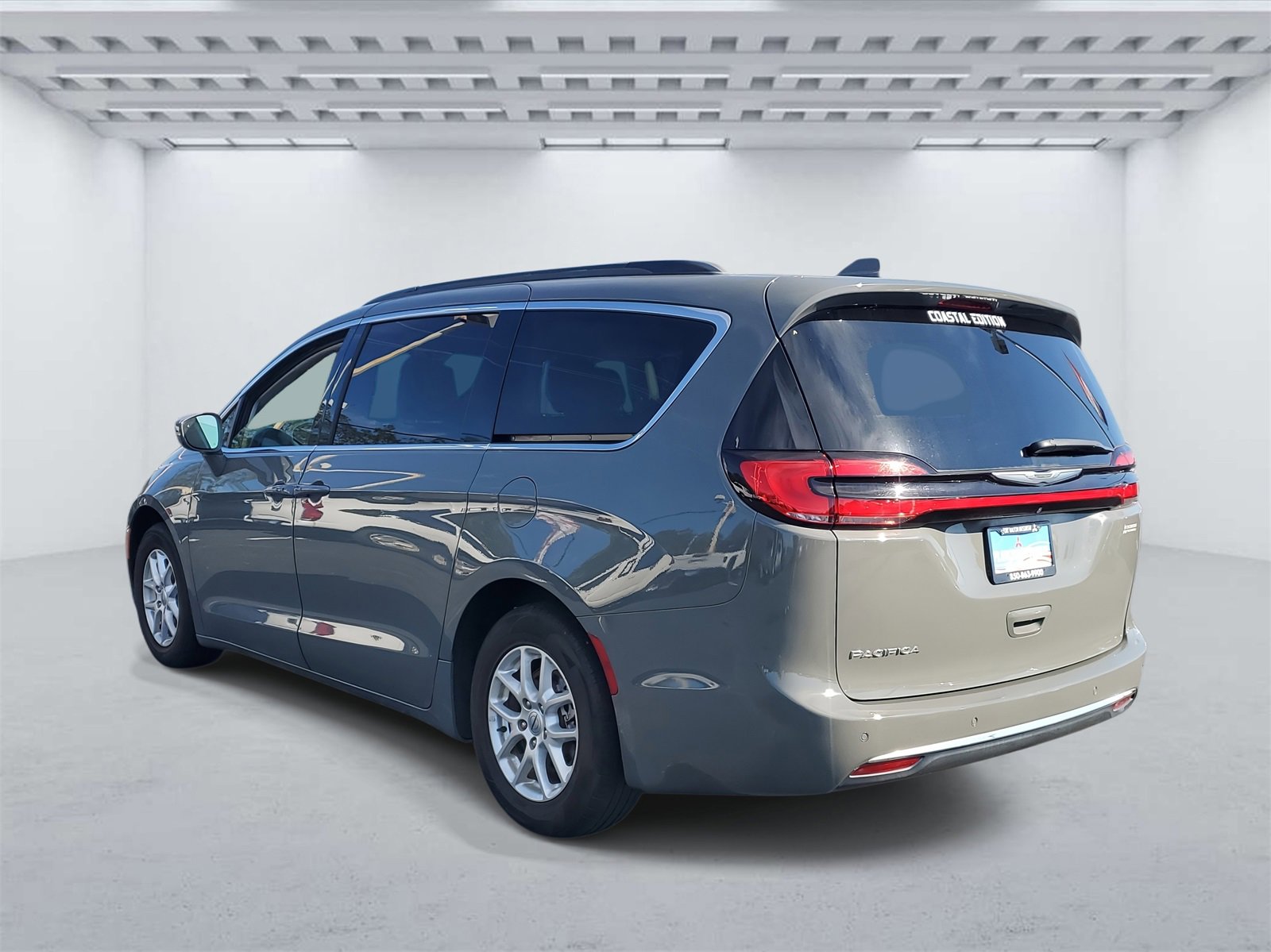 Used 2022 Chrysler Pacifica Touring-L image 3