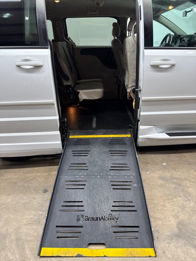 Used 2016 Dodge Grand Caravan SE w/ Quick Order Package 29E SE image 1